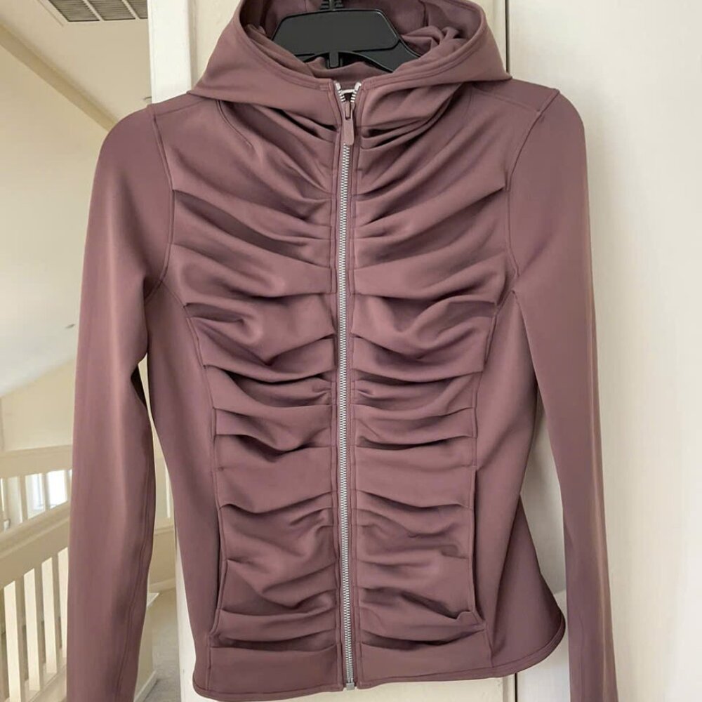 LULULEMON RUFFLE JAKCET MAUVE SIZE 4